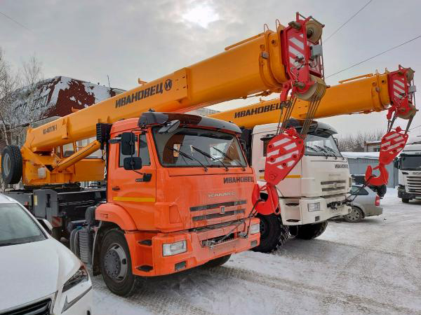 Два автокрана для строительной компании в Томске